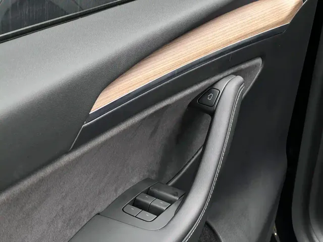 Tesla Model Y — Фото автомобиля 30
