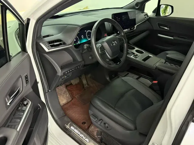 Toyota Sienna — Фото автомобиля 4
