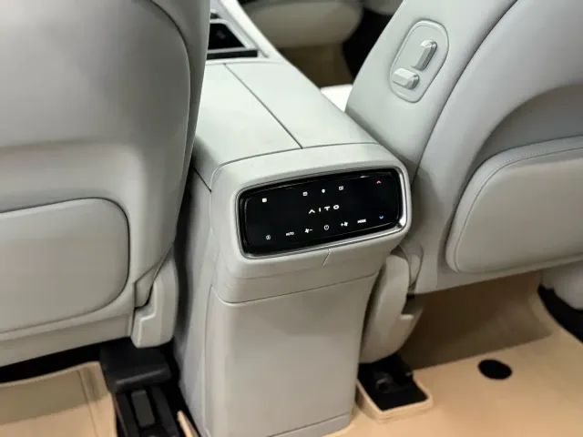 AITO Wenjie AITO M9 2024 Extended Range Ultra 42kWh 6-Seater — Фото автомобиля 7