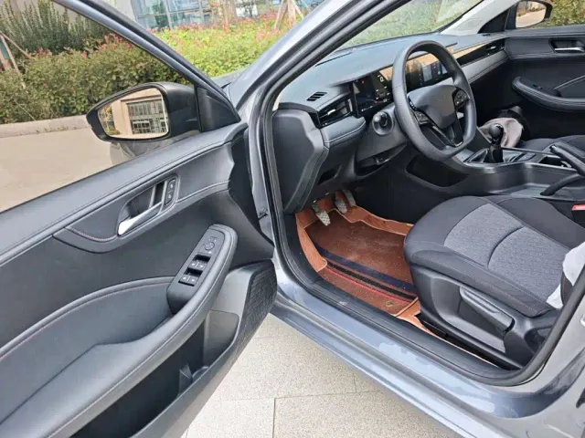 Roewe i5 — Фото автомобиля 15