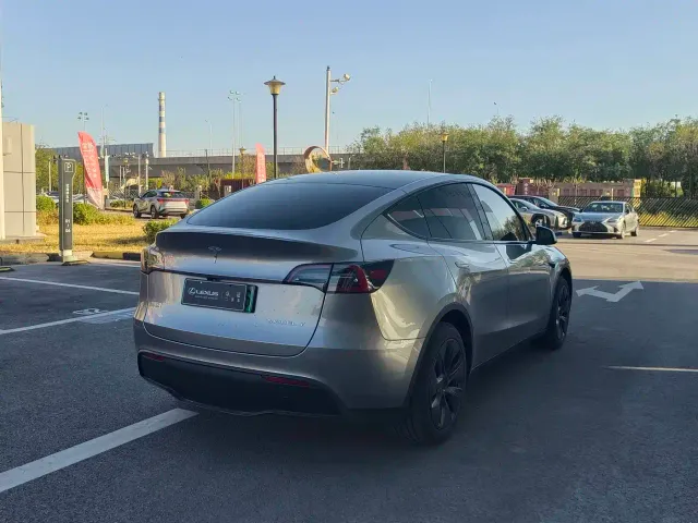 Tesla Model Y — Фото автомобиля 9