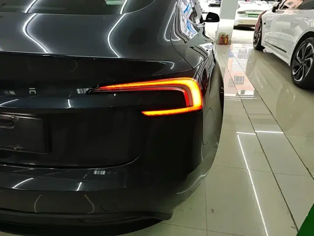 Tesla Model 3 — Фото автомобиля 7