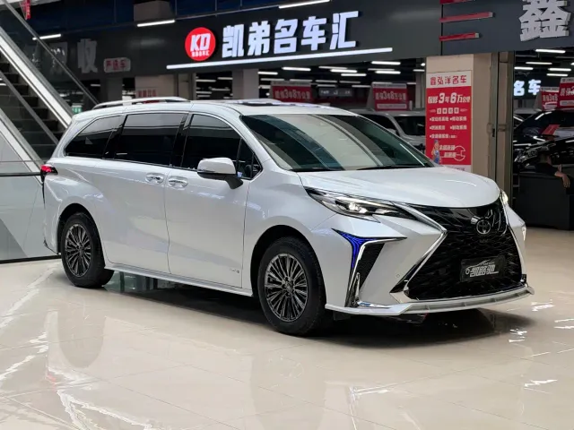 Toyota Sienna — Фото автомобиля 3