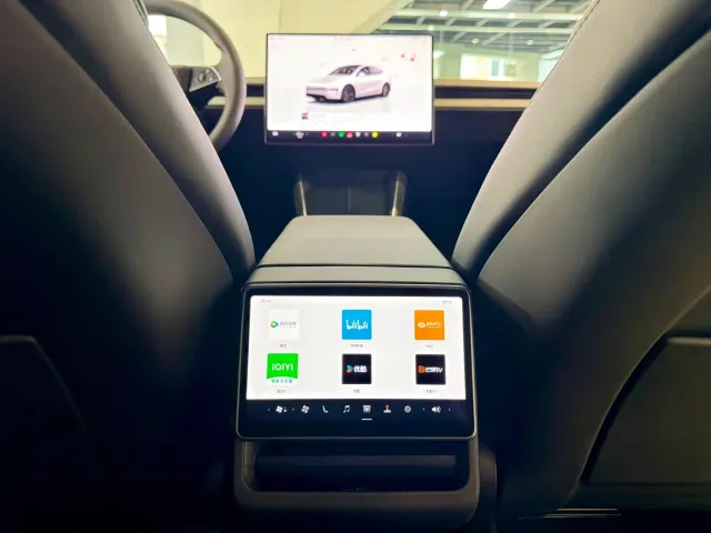 Tesla Model Y — Фото автомобиля 9