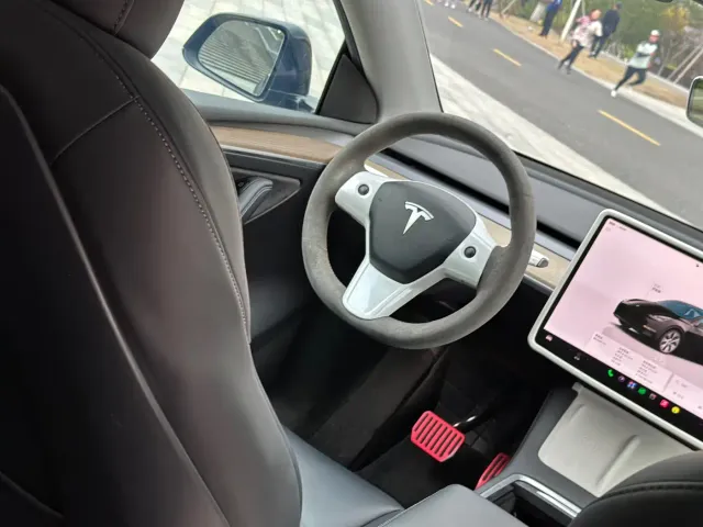 Tesla Model Y — Фото автомобиля 13