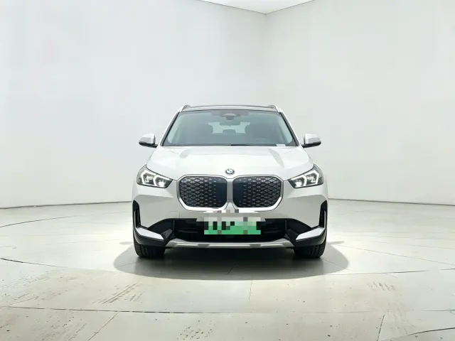 BMW iX1 — Фото автомобиля 2