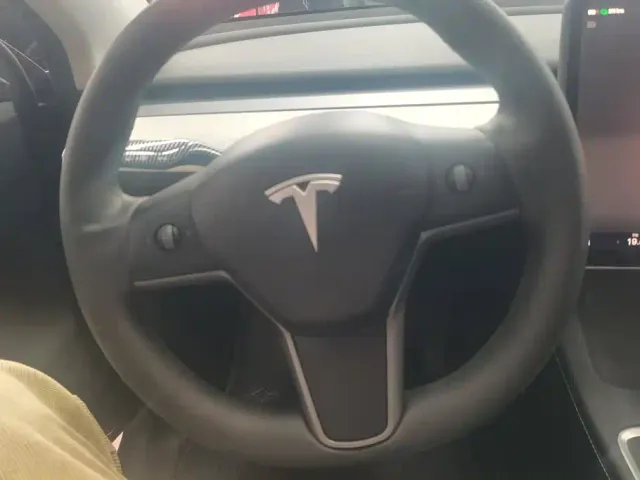 Tesla Model Y — Фото автомобиля 15
