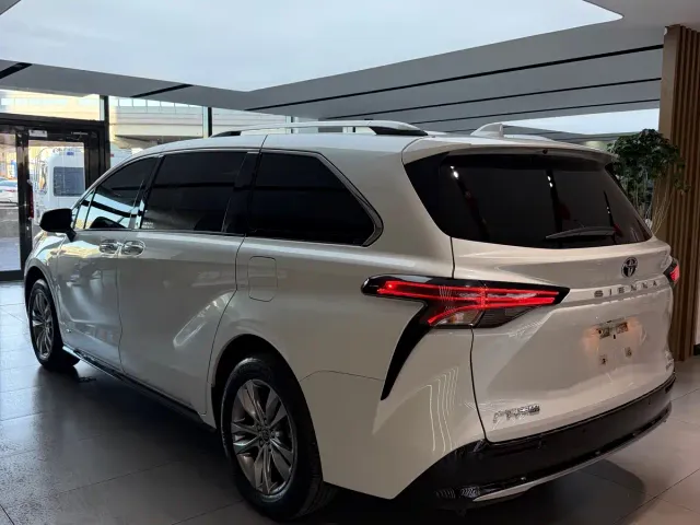 Toyota Sienna — Фото автомобиля 5