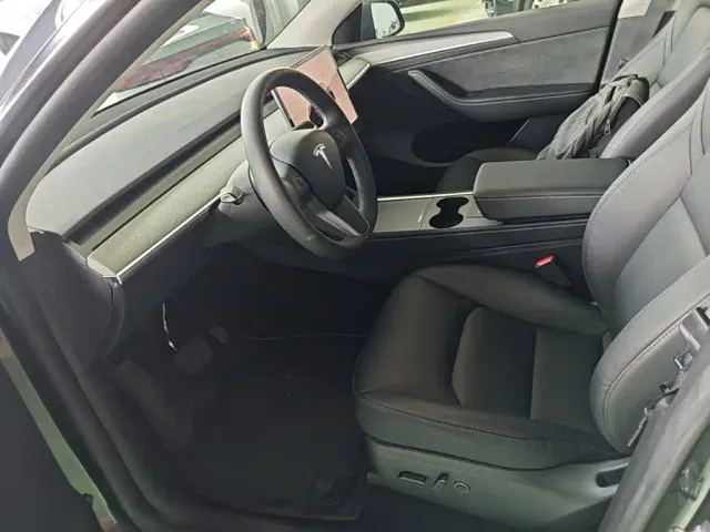 Tesla Model Y — Фото автомобиля 14
