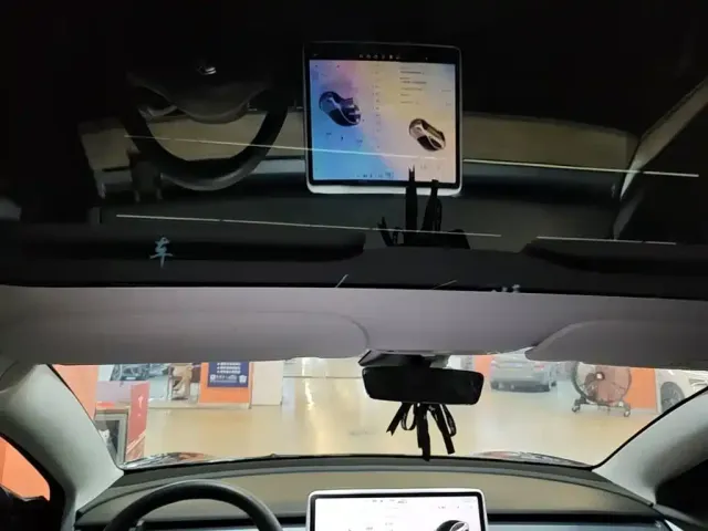 Tesla Model 3 — Фото автомобиля 17