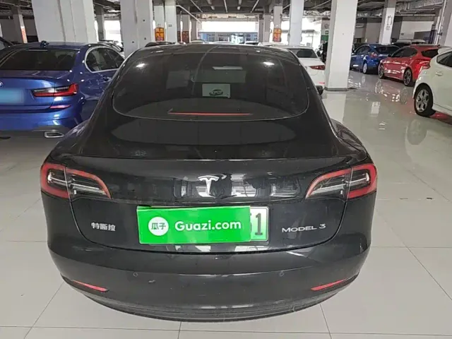 Tesla Model 3 — Фото автомобиля 5