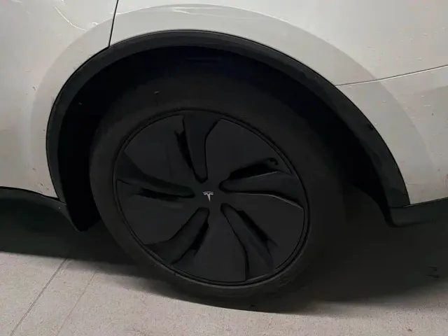 Tesla Model Y — Фото автомобиля 10