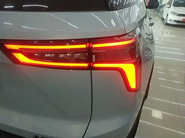 Chevrolet Equinox Plus — Фото автомобиля 7