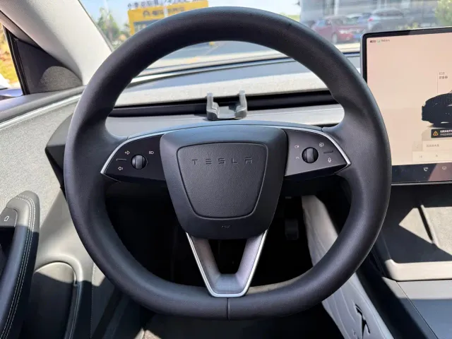 Tesla Model 3 — Фото автомобиля 6