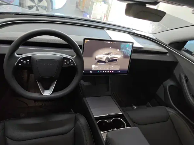 Tesla Model 3 — Фото автомобиля 12