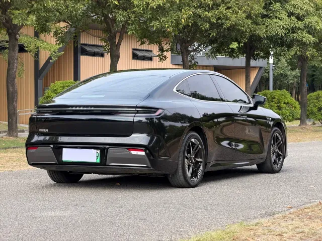 Geely Galaxy E8 — Фото автомобиля 13