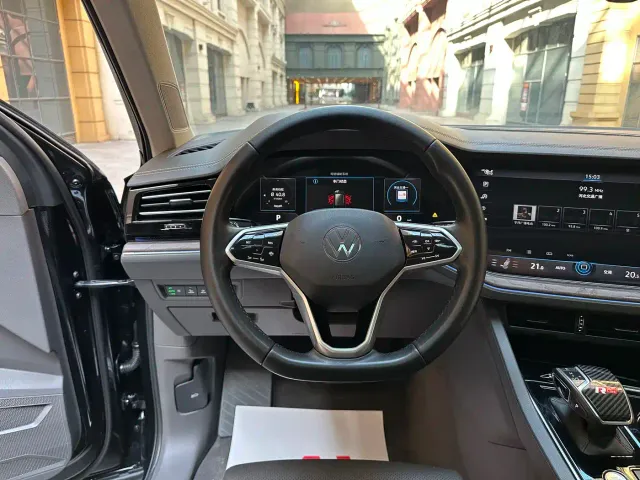 Volkswagen Touareg — Фото автомобиля 10