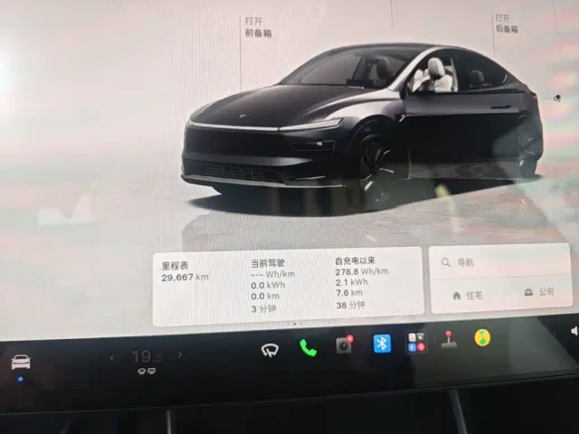 Tesla Model Y — Фото автомобиля 11