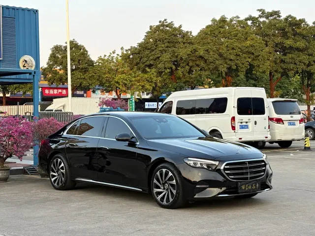 Mercedes-Benz E-Class — Фото автомобиля 3