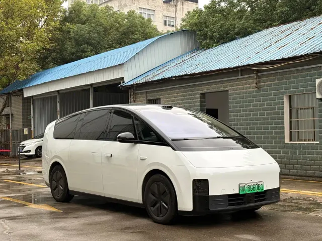 Li Auto MEGA — Фото автомобиля 3