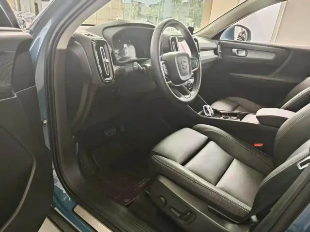 Volvo XC40 — Фото автомобиля 9