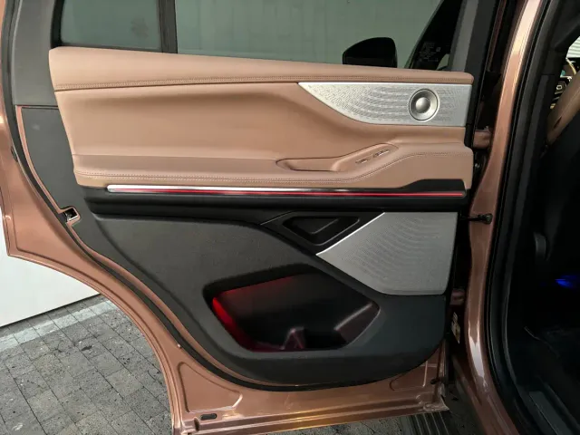 Lincoln Navigator — Фото автомобиля 30