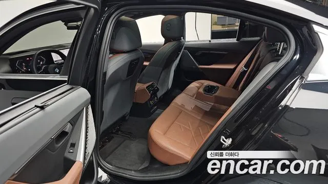 BMW 5 Series G60 — Фото автомобиля 12
