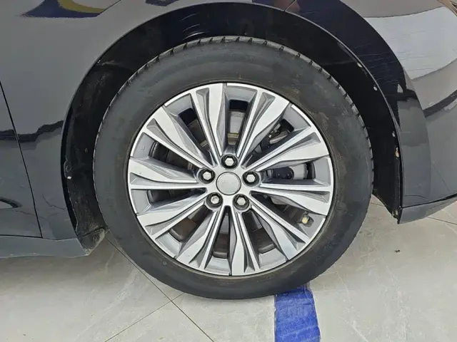 Hongqi E-QM5 — Фото автомобиля 6