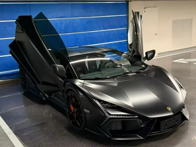 Lamborghini Revuelto — Фото автомобиля 10