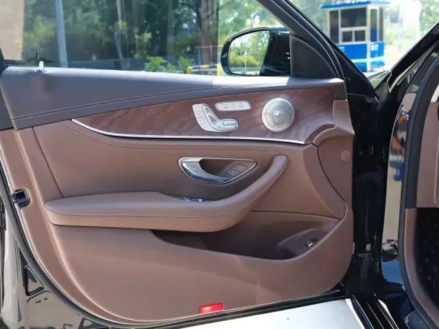 Mercedes-Benz E-Class — Фото автомобиля 11