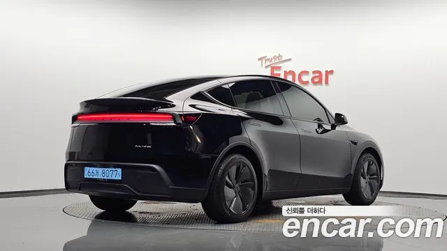 Tesla Model Y — Фото автомобиля 2