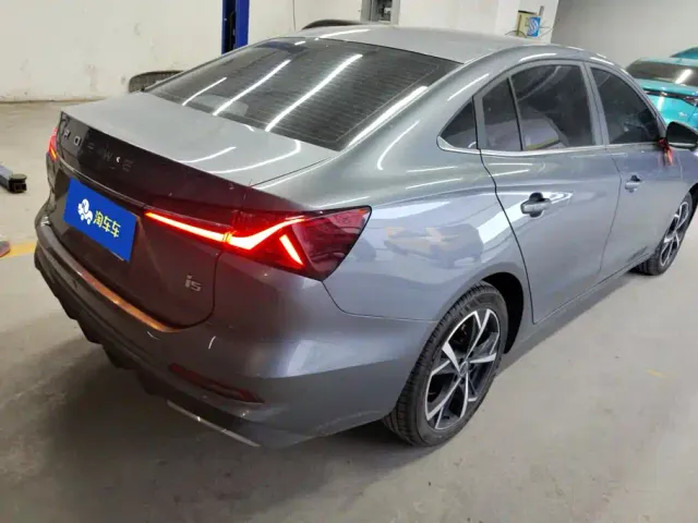 Roewe i5 — Фото автомобиля 3
