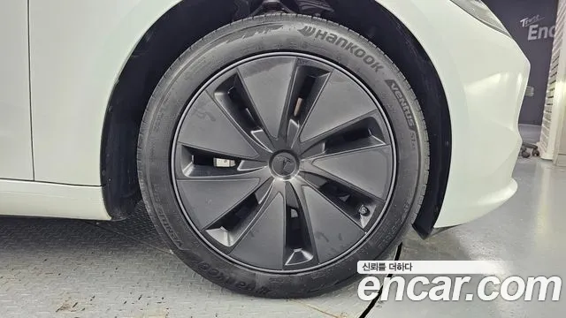 Tesla Model 3 — Фото автомобиля 5