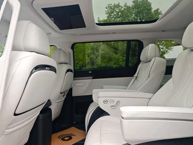 Xpeng X9 — Фото автомобиля 5