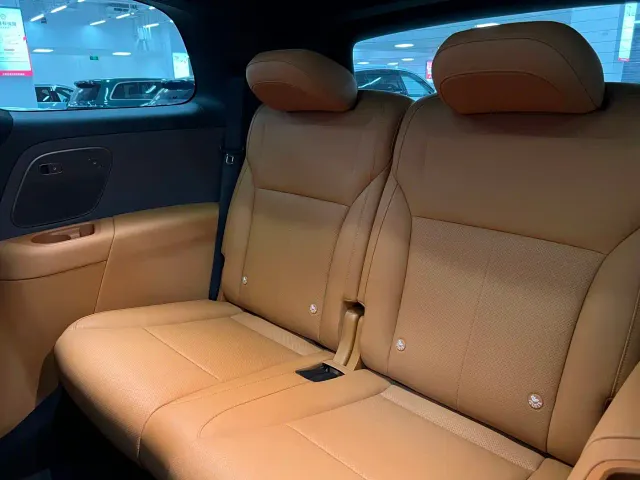 Li Auto i8 — Фото автомобиля 14