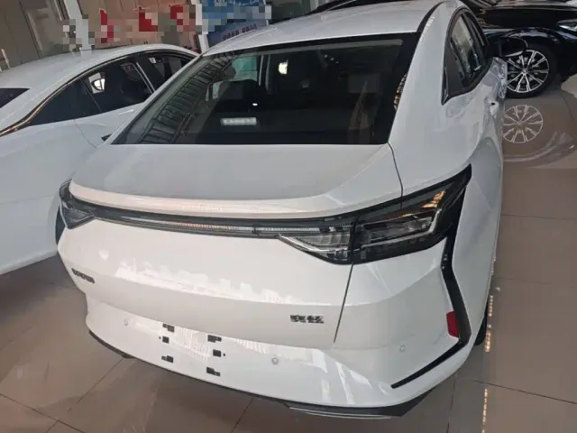 Dongfeng Yixuan — Фото автомобиля 5