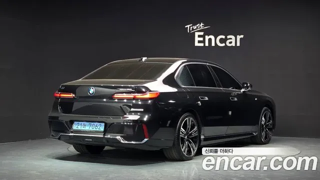 BMW i7 G70 — Фото автомобиля 2