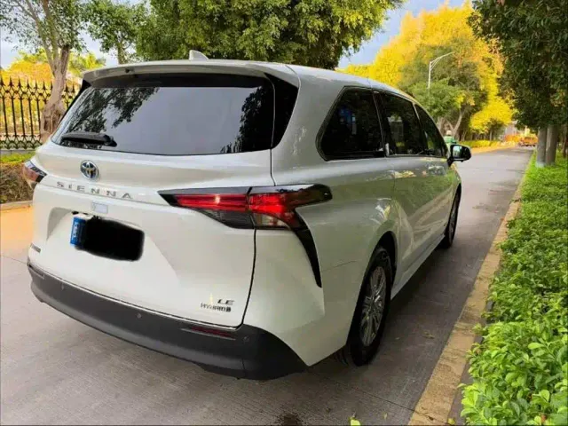 Toyota Sienna — Фото автомобиля 7