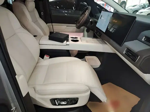 Li Auto MEGA — Фото автомобиля 24