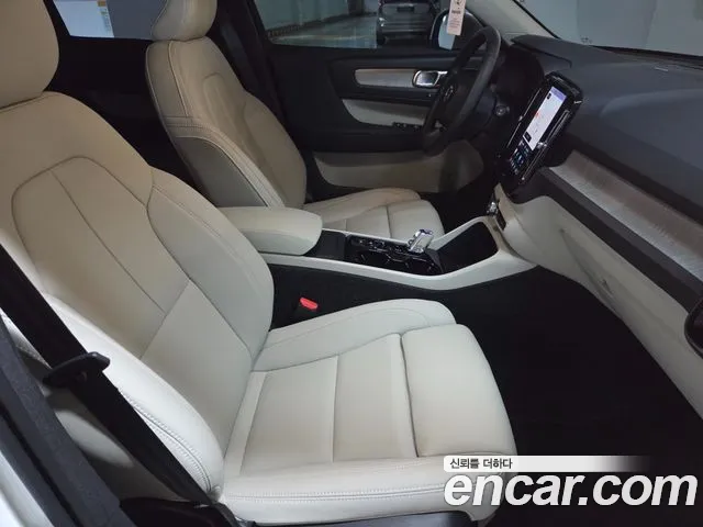 Volvo XC40 — Фото автомобиля 10
