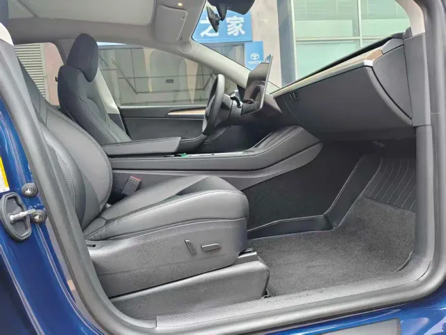 Tesla Model Y — Фото автомобиля 10