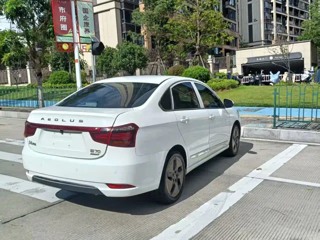 Dongfeng Fengshen E70 — Фото автомобиля 8