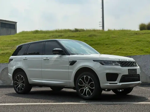 Land Rover Range Rover Sport 2022 3.0 L6 Gloss Black Edition — Фото автомобиля 5