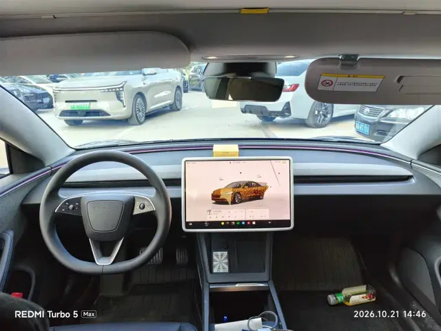 Tesla Model 3 — Фото автомобиля 5