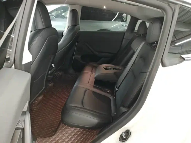 Tesla Model Y — Фото автомобиля 16