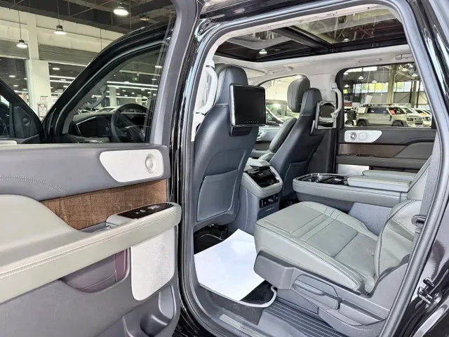 Lincoln Navigator — Фото автомобиля 9
