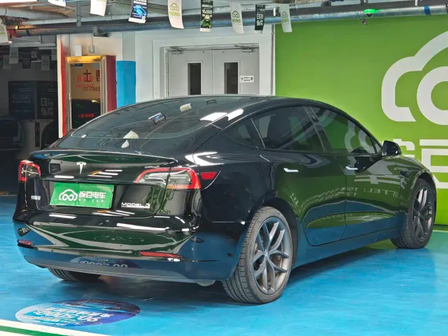 Tesla Model 3 — Фото автомобиля 20