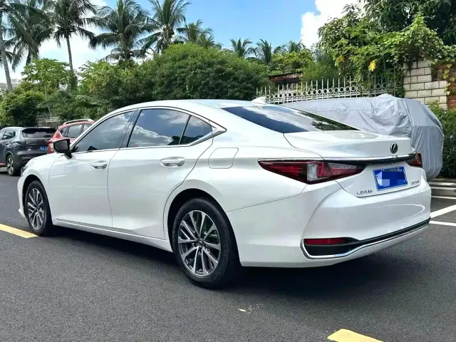 Lexus ES — Фото автомобиля 7
