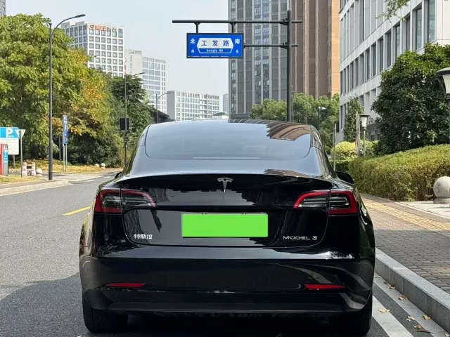 Tesla Model 3 — Фото автомобиля 12