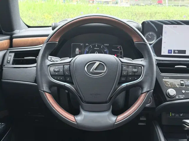 Lexus ES — Фото автомобиля 10